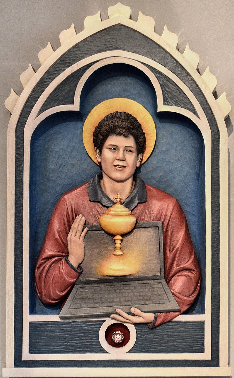 Sculpture de St Carlo avec l'Eucharistie et un ordinateur