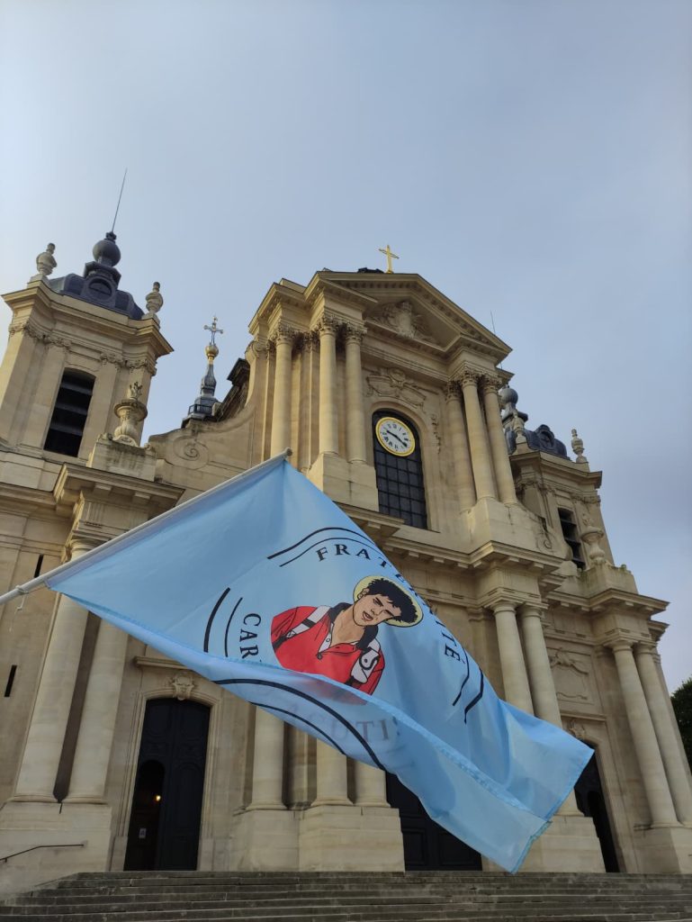 drapeau devant la cathédrale